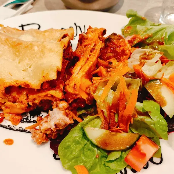 Plat du jour servi avec salade